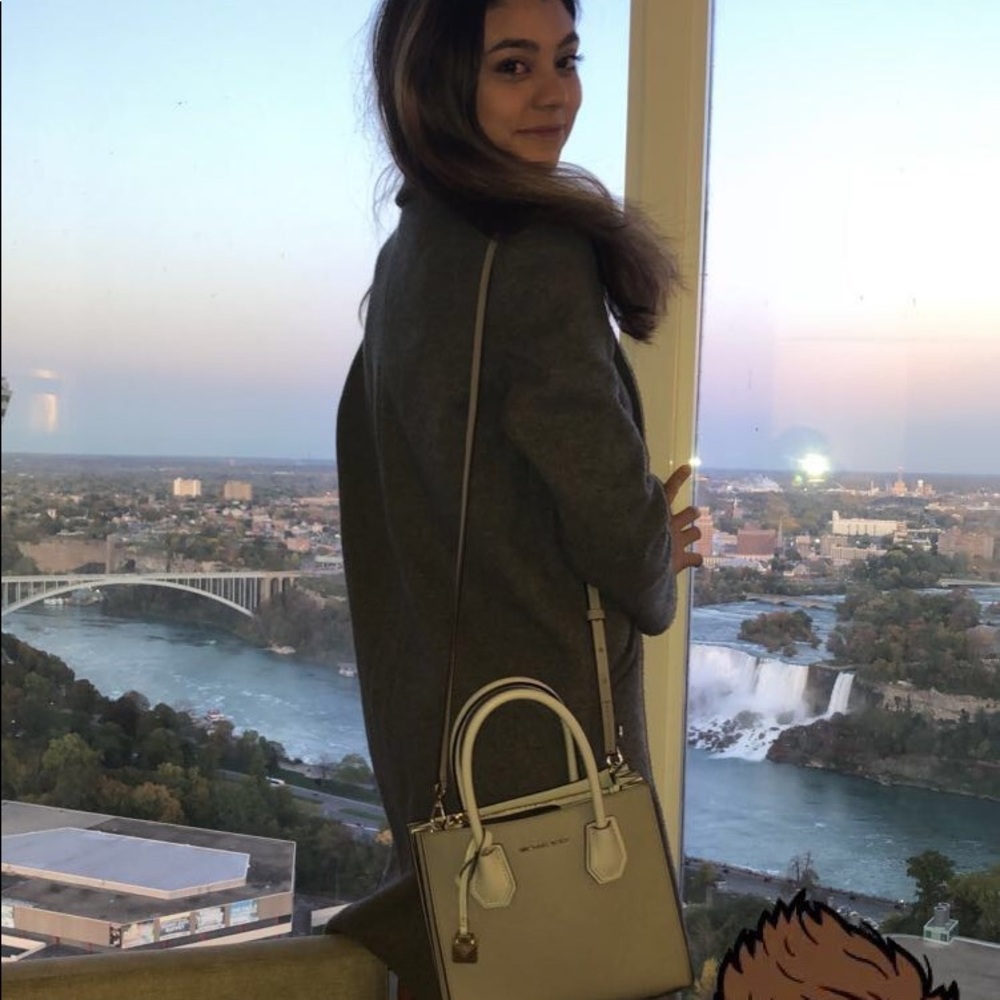 Meet your Posher, Adrianna